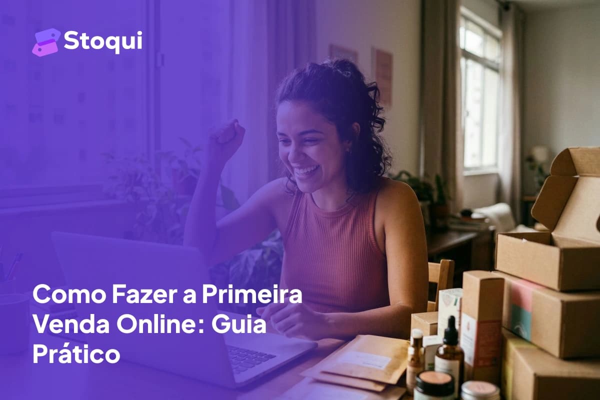Empreendedora brasileira comemorando sua primeira venda online no laptop com caixas de envio